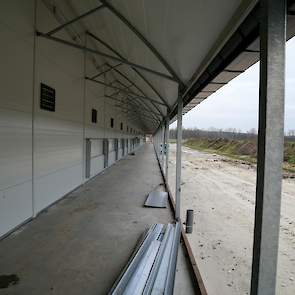 Zowel links als rechts naast de stal zit een wintergarten van ieder 2,5 meter breed. Brinke richtte zijn milieuvergunning zo in dat deze eenvoudig om kan worden gezet naar vrije uitloop. „Ik heb mijn biologische eieren nu voor twee jaar voor een vaste pri