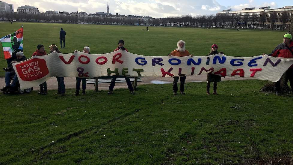 Op het Mailieveld lieten demonstranten uit onder andere Den Haag die de boeren kwamen ondersteunen een spandoek zien. Voor hen is nu de maat vol.