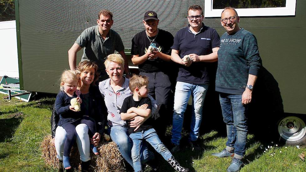 Lisette, Ad en Ted van den Akker van Biologisch bedrijf Bos en Akker exploiteren de haantjescaravan naast de biologische Angus stieren op hun bedrijf. Hulpboeren helpen mee met de verzorging.