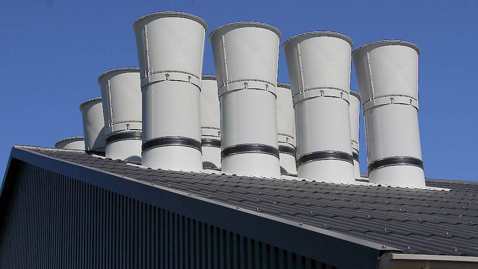 Alle uitgaande stallucht wordt op één punt uitgestoten. Dat moest zo om de vergunning rond te krijgen. „We zitten hemelsbreed om een kleine kilometer van het dorp Ried. Door alle stallucht op één punt zo ver mogelijk van het dorp uit te blazen is er minde