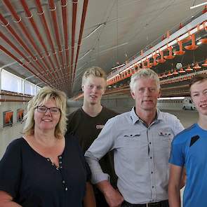 Tjitske (50), haar zoon Roel-Pieter (19), man Bauke (49) en zoon Rein (17) de Jong (van links naar rechts) in één van hun twee nieuwe vleeskuikenstallen. De familie bouwde op hun bedrijf in het Friese Ried twee nieuwe vleeskuikenstallen voor ieder 39.000