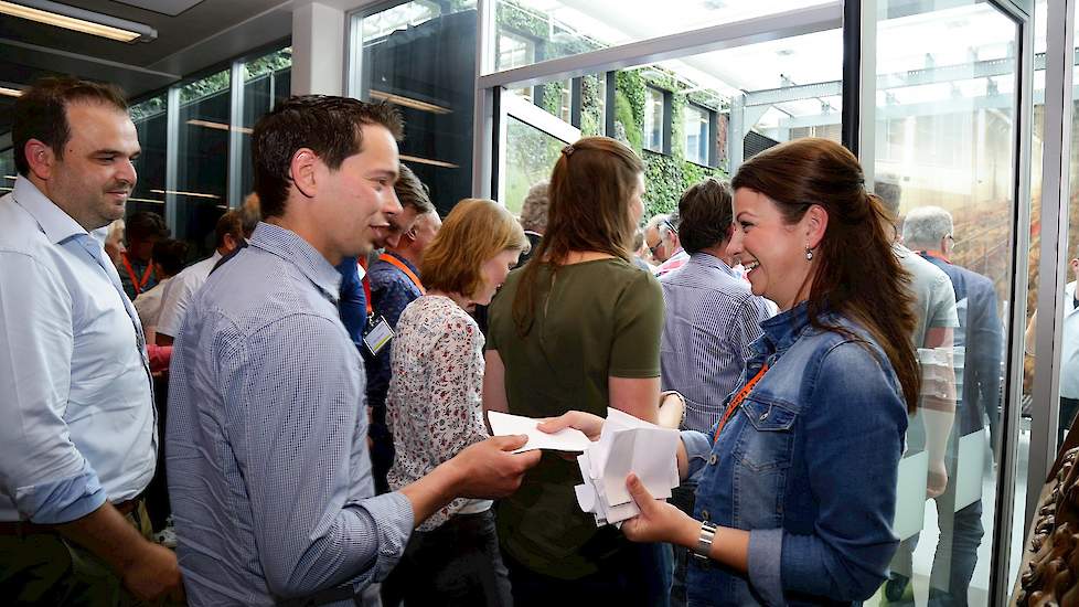 Na bekendmaking van de drie innovaties moesten de bezoekers stemmen om hun stembiljet vervolgens in te leveren bij Suzanne Wolfs, de kennismaker pluimvee.