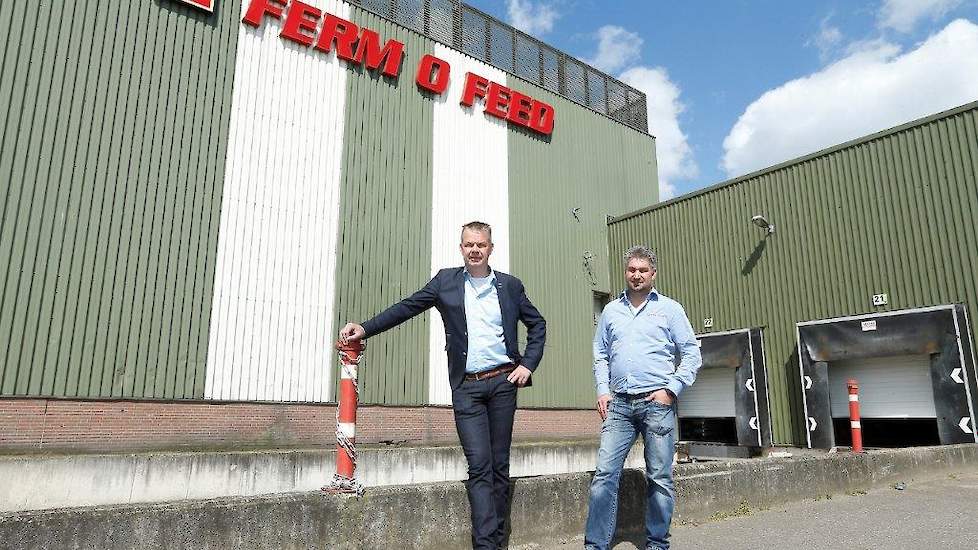 Commercieel directeur Rob den Ouden en Marc Jaspers, inkoper grondstoffen voor het laaddek van de organische meststoffen. „Wij zijn producent van organische meststoffen. Zo profileren wij ons en niet als mestverwerker”, zegt Rob den Ouden.