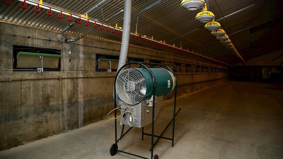 Boertien kocht vier tweedehands Priva heaters. „In onze andere twee stallen werken we ook met Priva heaters en daar hebben we nooit problemen mee.” Hoewel twee heaters voldoende zou zijn, koos Boertien voor vier heaters. „Wanneer er één heater uitvalt, ho