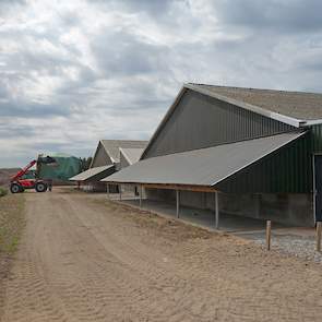 In stal 1 en stal 2 werkt Berkepies met lengteventilatie. De ventilatoren zitten in de achterwand.