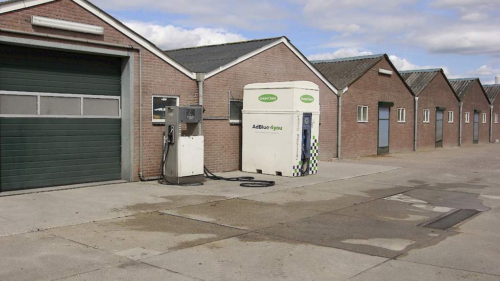 Reiniging en ontsmettingsplaats op het transportbedrijf. Alle wagen zijn altijd schoon onderweg. Reinigen vindt plaats bij de slachterij of onderweg. Twee trucks zijn uitgerust met hogedrukpompen om na het lossen de trucks en containers compleet te kunnen