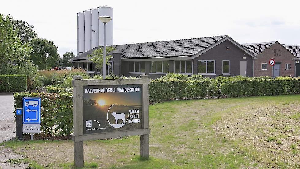 Het transportbedrijf is al 40 jaar gelegen aan de Dashorsterweg op het platteland van Renswoude samen met Kalverhouderij Mandersloot. De typische Veluwse stallen huisvesten 1700 witvleeskalveren.