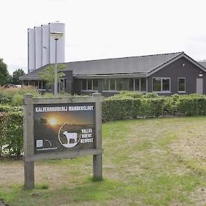 Het transportbedrijf is al 40 jaar gelegen aan de Dashorsterweg op het platteland van Renswoude samen met Kalverhouderij Mandersloot. De typische Veluwse stallen huisvesten 1700 witvleeskalveren.