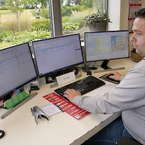 Frank startte als 15 jarige met kippen laden en werkte als chauffeur in het eendagskuikentransport voordat hij in het familiebedrijf kwam werken. Nu verzorgt hij, samen met een medewerker, de kalveren en neemt de commerciële taken voor zijn rekening. Op s