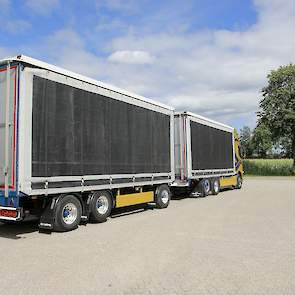 Vrachtwagen met aanhanger voor transport van kalkoenen. In de zomer met ventilatiedoek, in koudere periodes met zeil. Tijdens de warme periodes van deze zomer zette Mantrans de vrachtwagencombinaties uitgerust met drinkwatervoorziening zo veel mogelijk in