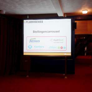 Na de twee presentaties was het tijd voor de stellingencarrousel waarin de bezoekers van de thema-avond over een door Pluimveeweb bedachte stelling discussieerden. Iedere thema-partner kreeg één minuut om hem of haarzelf en zijn of haar bedrijf voor te st