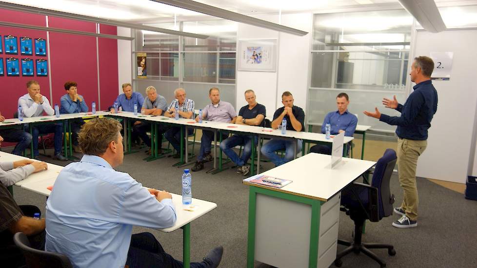 Met de stelling 'Belang waterkwaliteit zwaar overschat' was vrijwel niemand het eens. Vrijwel iedereen vindt dat waterkwaliteit erg belangrijk is. Discussieleider Joost Straatof van JS Water is geen voorstander van verwarmd drinkwater. „Het risico op bact