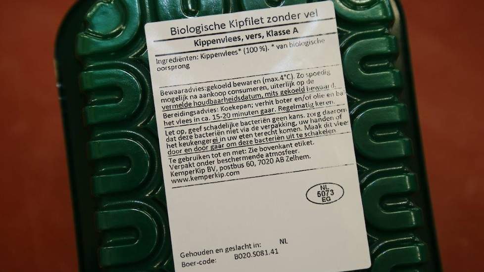 Elke eindproductverpakking bevat een boercode. Op de website kan opgezocht worden welke pluimveehouder dat is. „Veel van onze klanten kijken vaak dieper in de keten hoe het zit, vragen meer dan de gemiddelde consument en hebben meer geld over voor hun ete