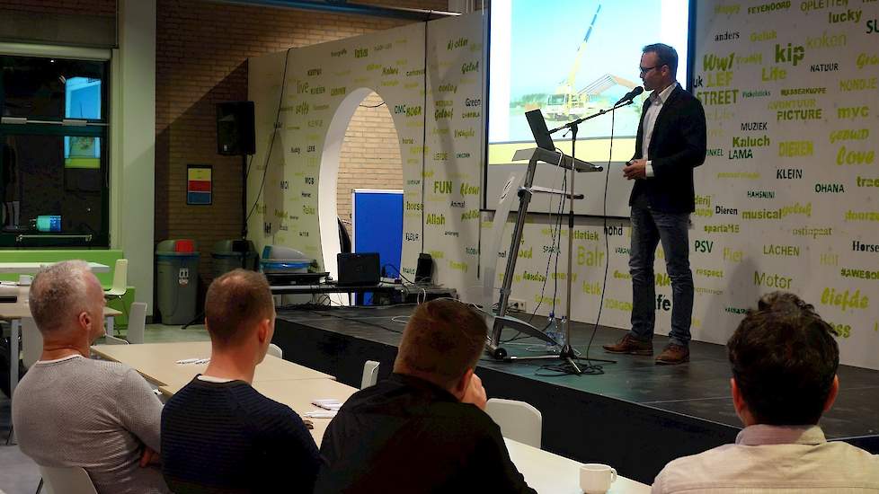 Na de presentatie over brandveiligheid was het de beurt aan vleeskuikenhouder Jules van Heugten uit Grathem (LB). „Verplicht douchen verhoogt de bewustwording over hygiëne bij alle erfbetreders en voorkomt ziekte insleep door stalbetreders”, zegt Van Heug