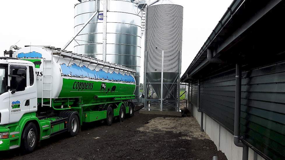 De eerste vracht voer is inmiddels geleverd. Er zijn drie 24 tons silo’s geplaatst op het bedrijf.