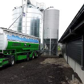 De eerste vracht voer is inmiddels geleverd. Er zijn drie 24 tons silo’s geplaatst op het bedrijf.