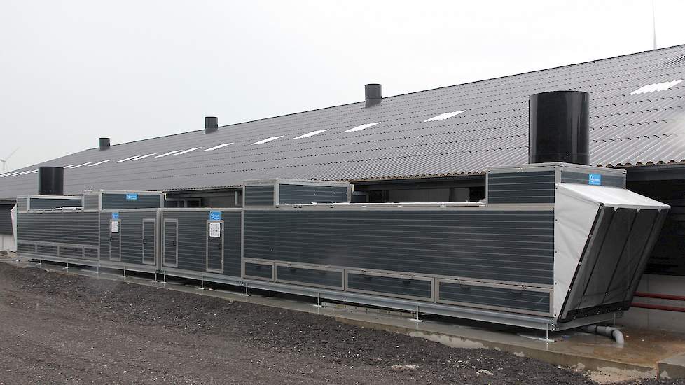 Om te kunnen voldoen aan de eisen voor stof -en ammoniakuitstoot zijn deze twee warmtewisselaars geleverd door Agro Supply met een totale capaciteit van 30.000 kuub.