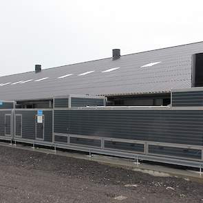 Om te kunnen voldoen aan de eisen voor stof -en ammoniakuitstoot zijn deze twee warmtewisselaars geleverd door Agro Supply met een totale capaciteit van 30.000 kuub.