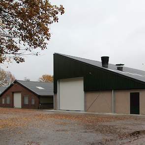 Bekijk de fotoreportage van de nieuwe vleeskuikensstal van DijKoo v.o.f. in Bergeijk. Met onder andere het Enrichment concept en een Deens klimaatsysteem.