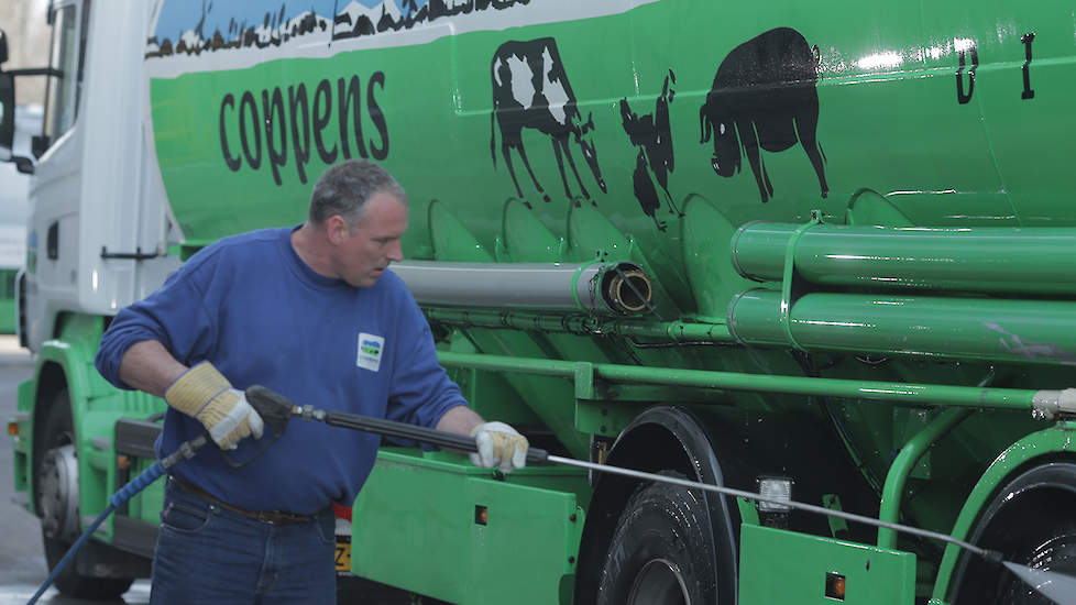 Al onze bulkwagens worden eenmaal per dag schoongespoten bij onze fabriek. In ieder geval de kritische delen, zoals de wielen, de wielkasten en het bestuurdersmatje worden gereinigd.