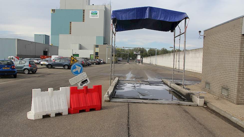 Als de bulkchauffeurs het terrein bij de fabriek op komen rijden, dan rijden ze altijd door de ontsmettingsbak. Dan doen overigens alle vrachtwagens. Ook de aanvoerwagens die grondstoffen komen afleveren.