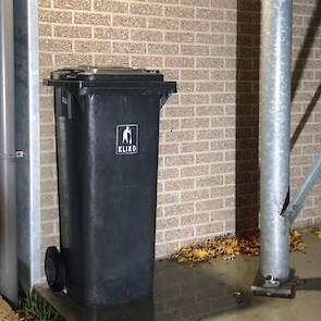 Onze chauffeurs trekken tijdens het lossen daarnaast wegwerp overschoentjes en overall aan. (Dit is niet verplicht, maar een extra maatregel die wij hebben ingevoerd). De overalls en overschoentjes blijven achter op het bedrijf in een container die hiervo