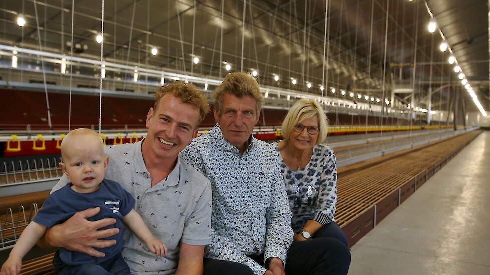 Zoontje Guus, Jaap, zijn vader Kees en moeder Tineke Tolhoek in hun nieuwe grootouderdierenstal. Waar de beunhoogte in hun beide bestaande stallen 50 centimeter is, koos Tolhoek in de nieuwe stal voor het eerst voor een put waardoor de opstaphoogte naar d