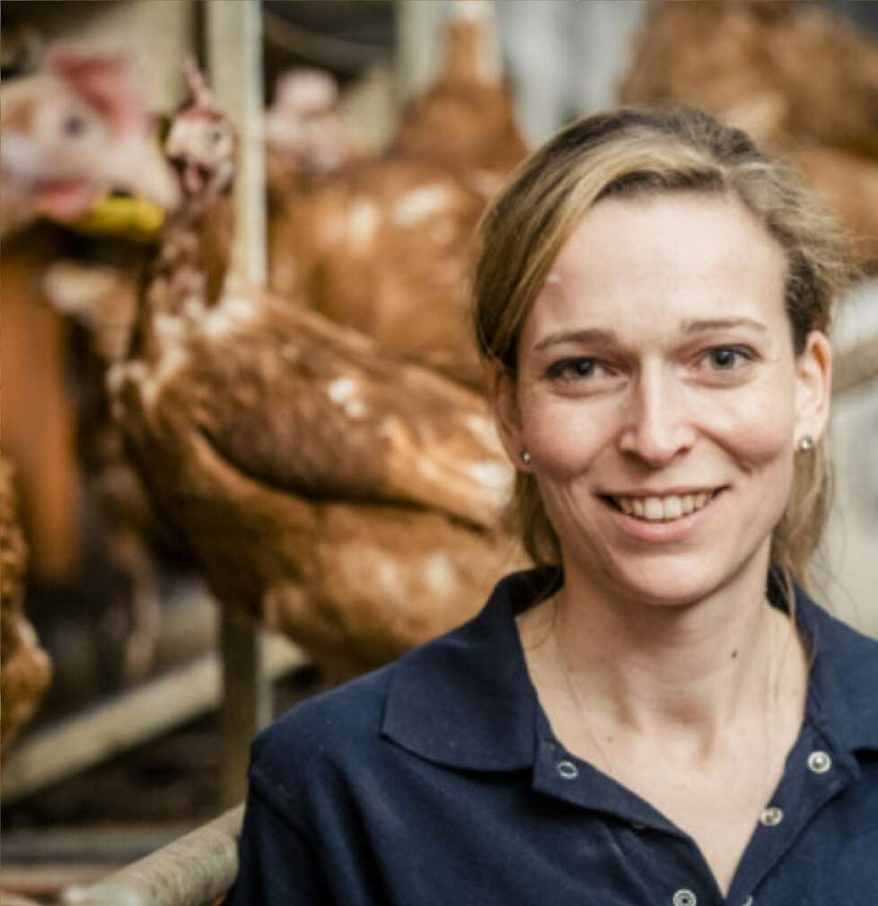 Onderzoekster Nathalie Sleeckx van het Proefbedrijf Pluimveehouderij.