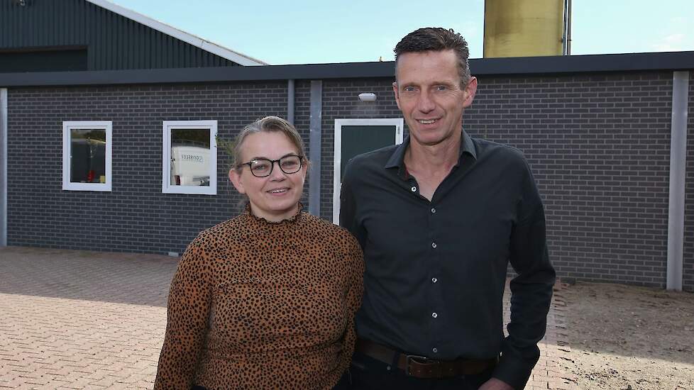 Henk (46) en Jentje (44) Kuijers houden in Staphorst, provincie Overijssel, 50.000 opfok grootouderdieren voor fokkerijorganisatie Cobb. Vijfentwintig jaar geleden startten ze op deze locatie met een stal vleeseenden.