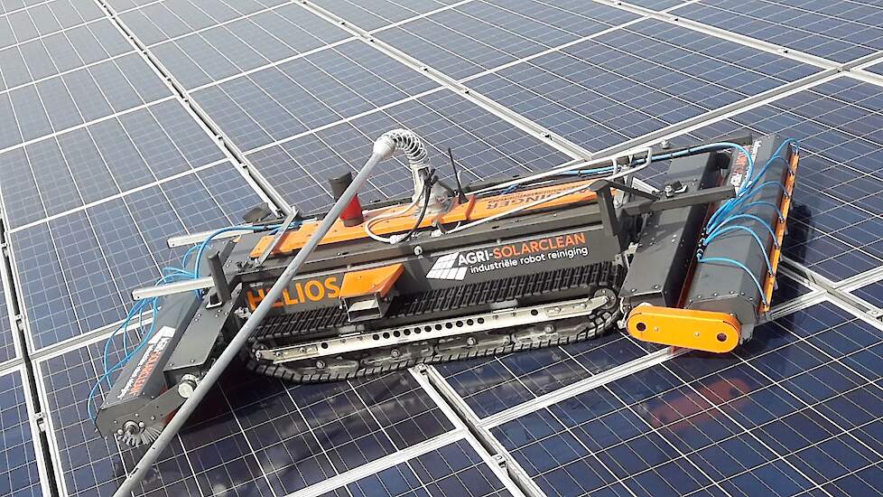 Voor het reinigen maakt Agri-Solarclean gebruik van een robot die voorzien is van twee zachte krasvrije nylon borstels welke continu besproeid worden met verwarmd osmosewater. Door onderdrukkamers onder de machine wordt voorkomen dat deze afschuift van de