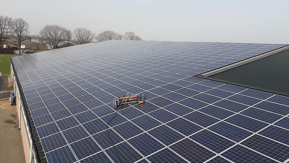 Willy de Beer uit Leende (NB) is varkenshouder, akkerbouwer, energieproducent en mestverwerker deze ondernemer kiest bewust voor reiniging om het maximale rendement uit zijn zonnepanelen te halen.