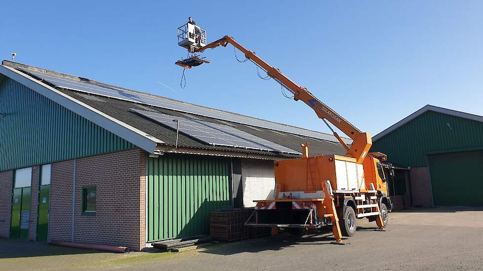 „Door onze 4x4 vrachtwagen hoogwerker met een beperkte afstempelbreedte van 3 meter kunnen wij op vrijwel iedere PV-installatie onze reinigingsrobot plaatsen ook als deze zonnepanelen gelegen zijn op een dakhelling aan een gras- of akkerland”, aldus Bonga