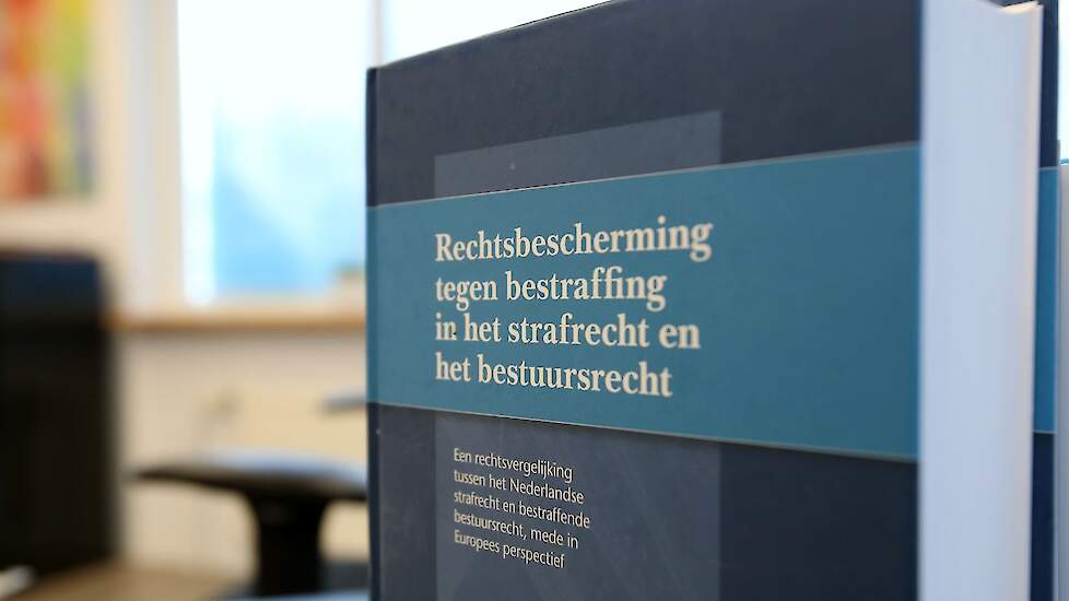 „De boeten voor vang- en laad letsel en voetzoollaesies zijn in verhouding tot de boetes in andere rechtsgebieden, zoals het verkeersrecht, enorm hoog. De laagste boete is 1.500 euro. Hoe hard moet je daarvoor rijden op de snelweg?”, vraagt de adviseur zi