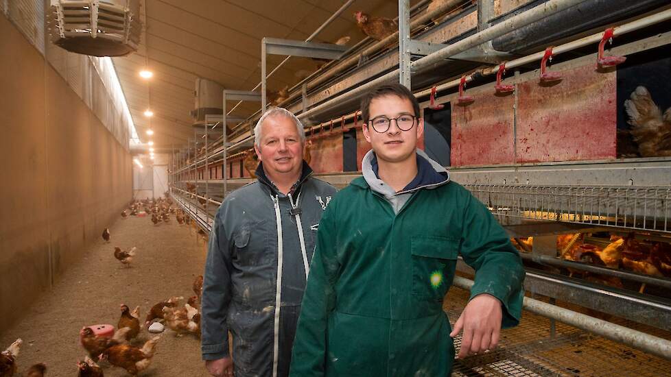 Dat zijn zonen Cyrille en Felix die ook in het bedrijf werken en het familiebedrijf willen overnemen, speelde een belangrijke rol in de beslissing van Xavier Baudoin om een nieuwe biologische leghennenstal te bouwen. Hij poseert hier trots samen met zijn