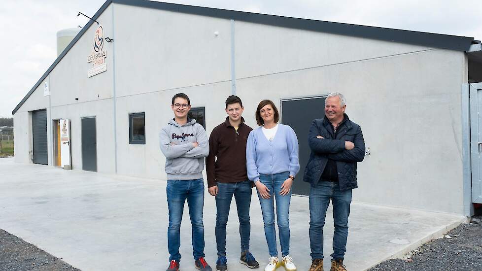 Cyrille, Felix, moeder Anne-Sophie en vader Xavier Baudoin voor hun nieuwe biologische leghennenstal in het Waalse plaatsje Beauraing. De familie houdt naast Belgisch witblauw vleesvee sinds november vorig jaar 9.000 biologische bruine leghennen. Xavier r