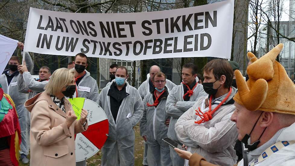 Minister Hilde Crevits (links) sprak met de protesterende pluimveehouders.