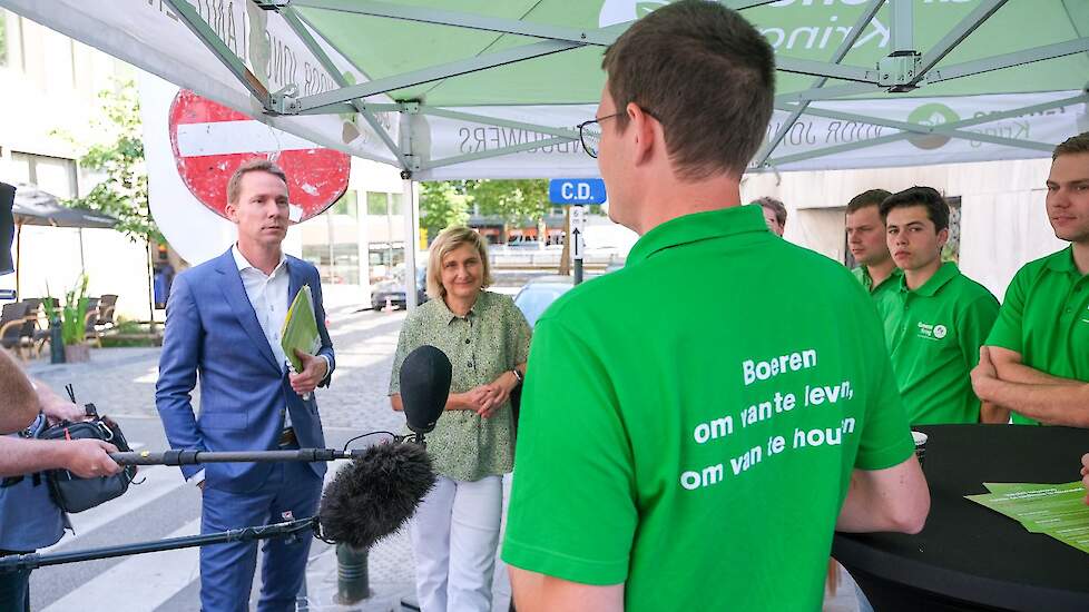 „Ik vind het heel belangrijk om hen te ondersteunen”, zegt Crevits. „ Ze komen op voor hun eigen toekomst. Het is belangrijk dat er voor hen een stikstofregeling komt. Dat is voor hun toekomst belangrijk. Ik begrijp dat ze zich zorgen maken over hun toeko