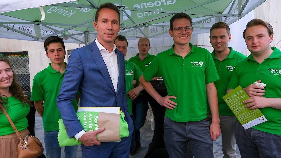 De nieuwe landbouwminister Jo Brouns (CD&V) samen met de actievoerders. De minister zal het de komende weken zeer druk hebben. Het decreet over het hervergunnen van de bestaande landbouwbedrijven moet volgende week een feit zijn. Er zal ook een Wetenschap