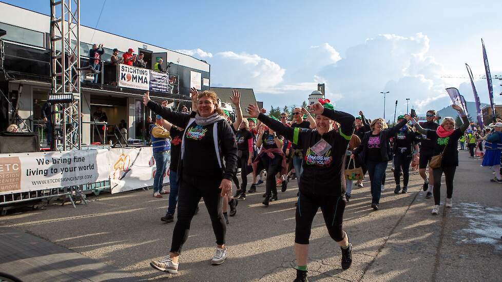 Dit jaar was het de vierde keer voor Yvonne van Sleeuwen (links). De varkenshoudster uit Boekel (NB) liep twee keer omhoog. „Lichamelijk is het niet zwaarder maar emotioneel wel. Ik heb nu bagage bij van mensen uit mijn omgeving die kanker hebben, dat had