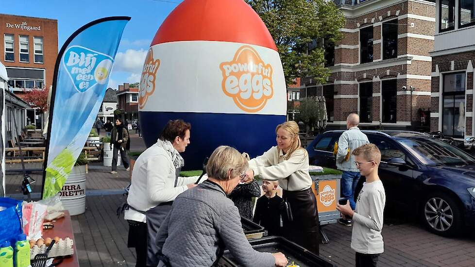 mmmEggies en vrijwilligers bakten eieren voor het publiek die gretig aftrek vonden. „Er is echt meer dan een gekookt en gebakken ei. Maar een gebakken eitje is echt lekker", aldus Jan Workamp.