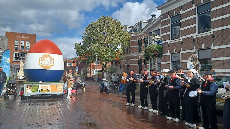 Boerenkapel De Barre Blazers zorgden voor een muzikale noot op het Raadhuisplein in Barneveld.