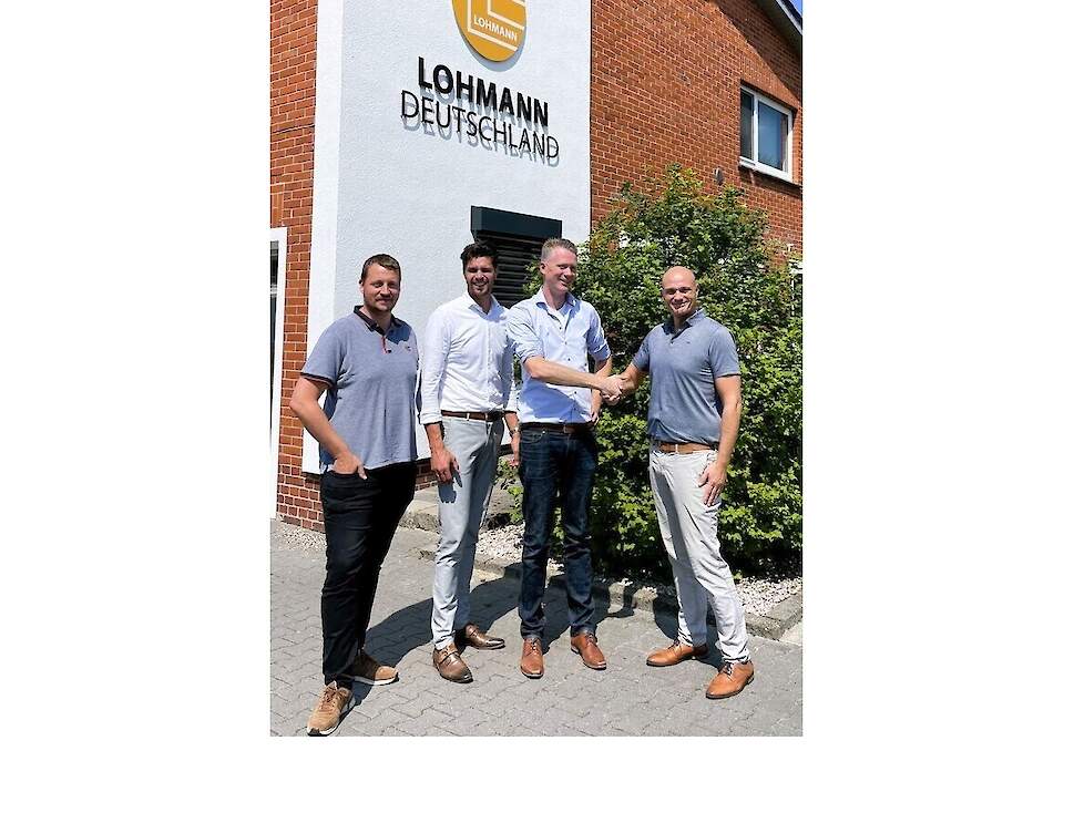 Directeur Martijn Haarman van Respeggt Group schudt directeur Tobias Ferling van Lohmann Duitsland de hand.