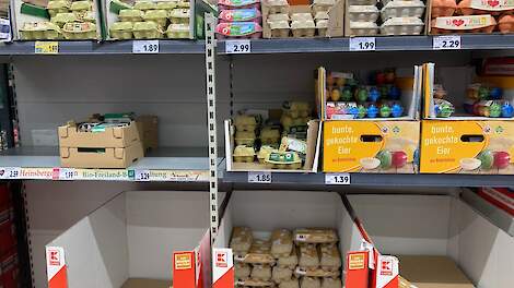 Lege plekken in eierschappen Duitse supermarkten door tekort