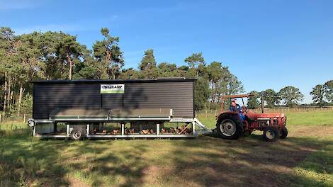 Mobiele kippenkar in trek bij verbreders