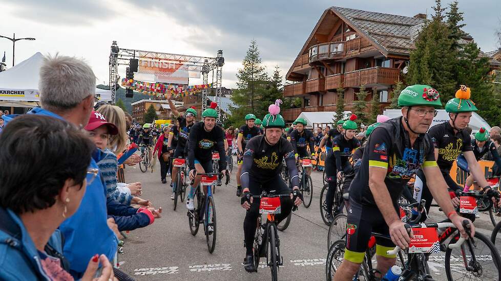 Het finishmoment om half 8 was een lange sliert van groene helmhoesjes; de deelnemers van BIG Challenge. Op de groene hoesjes diverse uitingen om je eigen teamgenoten te herkennen.