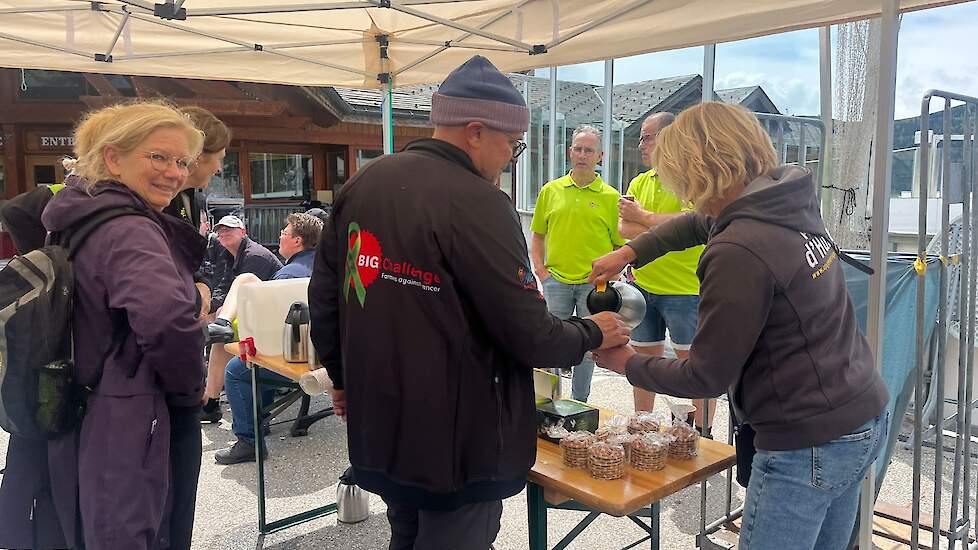 Zondagmiddag was er een BIG Challenge welkomstcafé. “Dat doen we sinds vorig jaar. Heel gezellig om oude en nieuwe bekenden te ontmoeten, bij te praten en vooruit te kijken naar de koersweek”, zegt Pieter Egelmeers uit Sint Hubert, vrijwilliger oppeppunt.