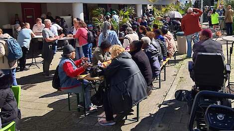 Nepluvi organiseerde wederom succesvolle barbecue voor klanten voedselbank in Den Haag