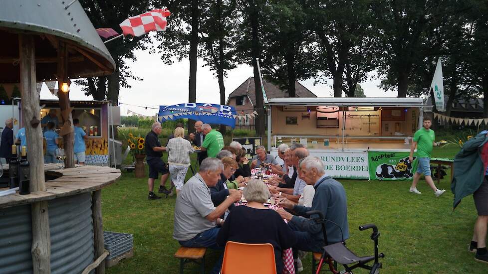 Samen eten is samen genieten. „Eten verbindt. Veel mensen weten niet wat er dichtbij voor voedsel wordt gemaakt. Op weg naar je diner is een mooie gelegenheid om te praten over eten en de boeren en hun uitdagingen. Gewoon laten zien wat we doen”, zegt Hug