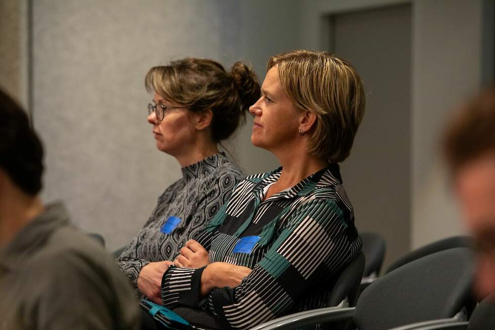 Voorzitter Linda Verriet van de Producenten Organisatie Varkenshouderij (POV) volgt het debat vanaf de publieke tribune.