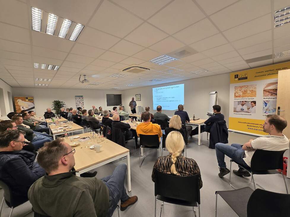 Verschillende pluimveehouders, dierenartsen en andere sectorprofessionals deelden hun ervaringen over biosecurity tijdens de avond.